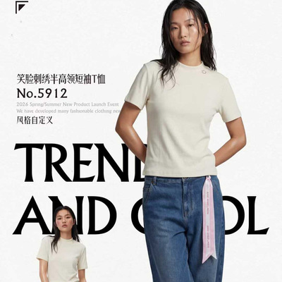 俏安朵2026春夏新款女士笑脸刺绣半高领短袖T恤5912
