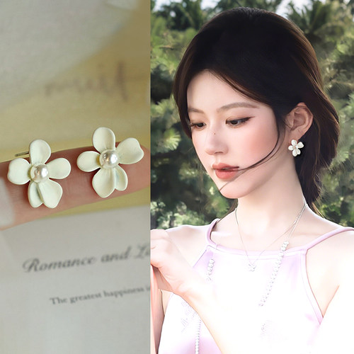 白色珍珠款花朵耳钉女士2026新款