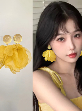 黄色花朵耳环女士2026新款爆款轻奢高级感独特耳钉度假风夸张耳饰