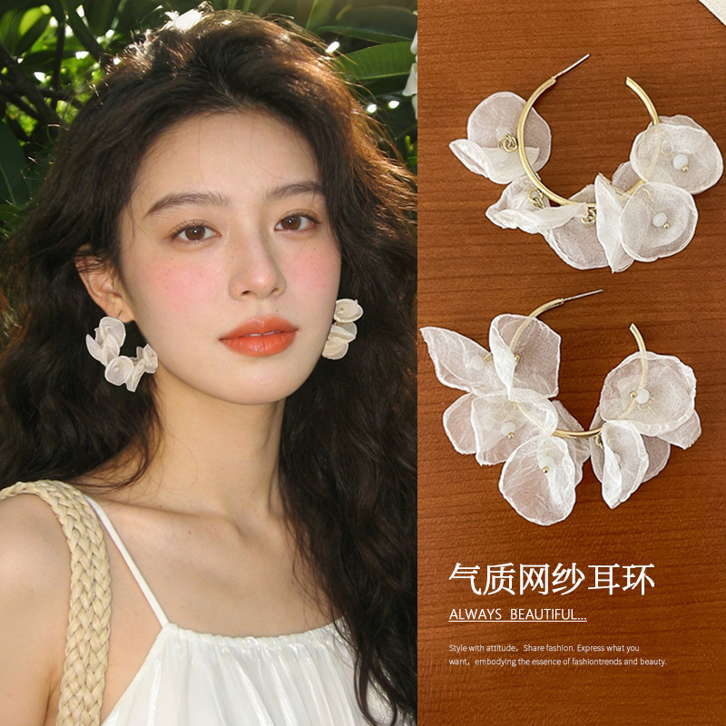 白色网纱花朵耳钉女高级感气质耳环耳坠独特漂亮巨好看度假风耳饰