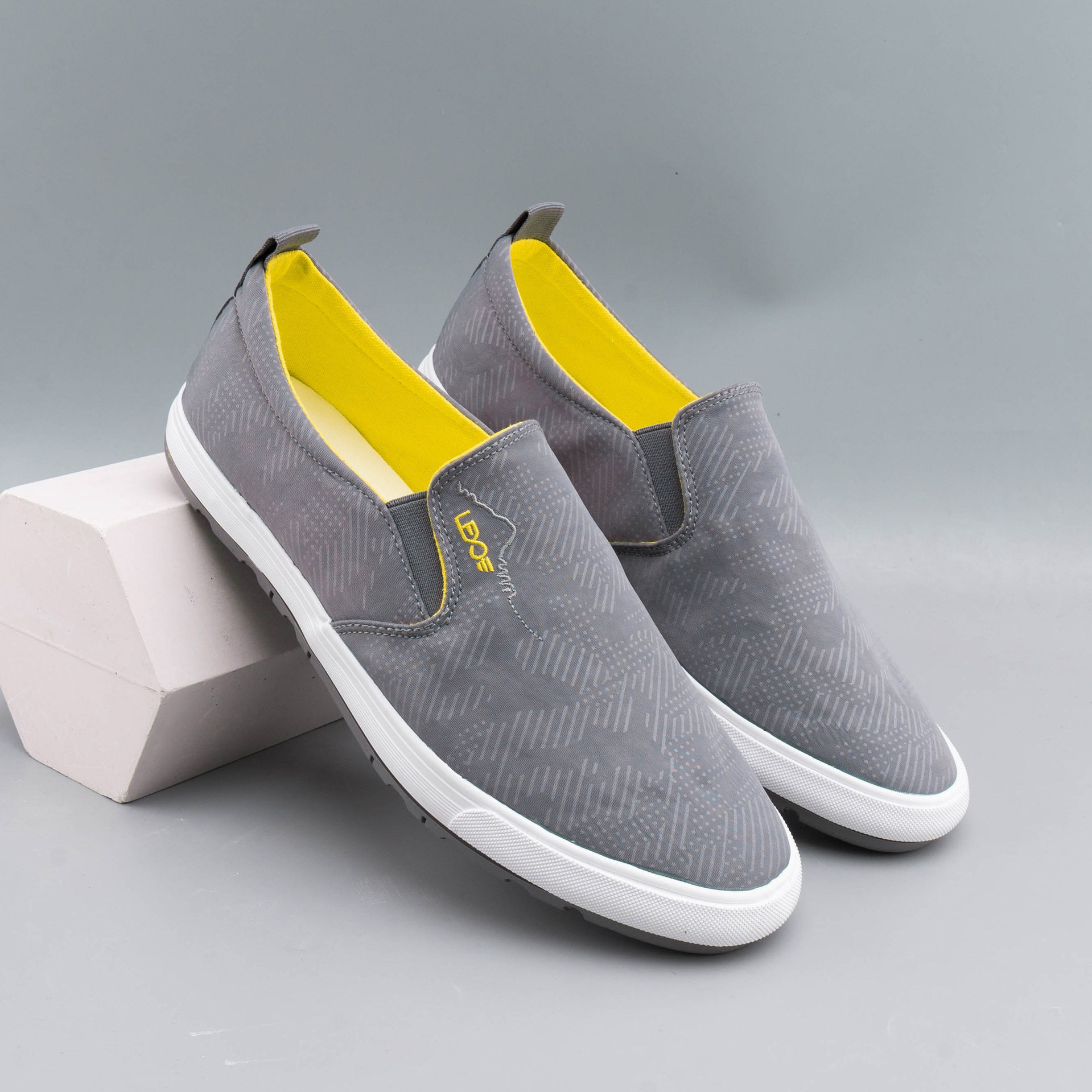 低帮男士一脚蹬懒人减震雨伞布帆布鞋流行百搭老北京布鞋潮鞋