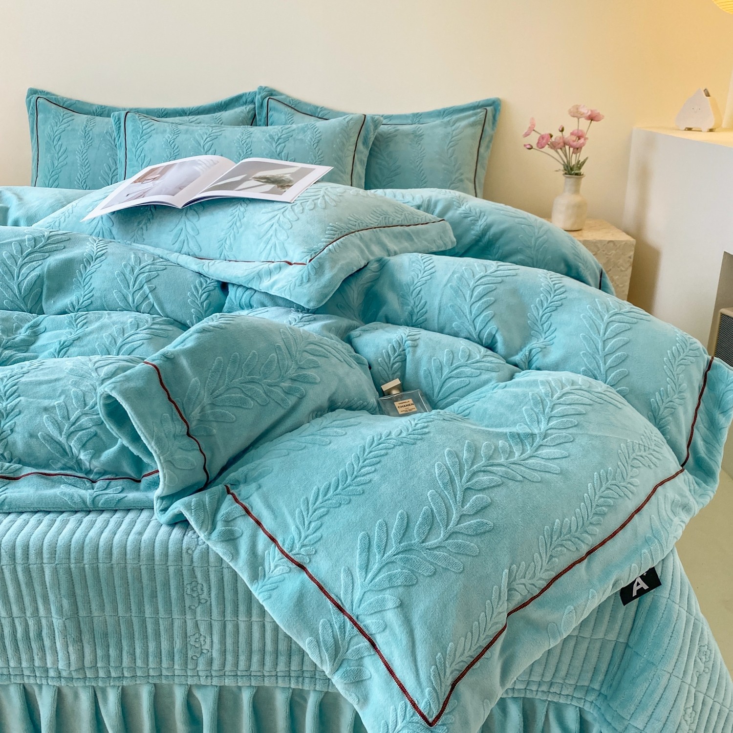 2025新款加厚牛奶绒四件套床盖款冬季被套雕花双面法兰绒夹棉床单