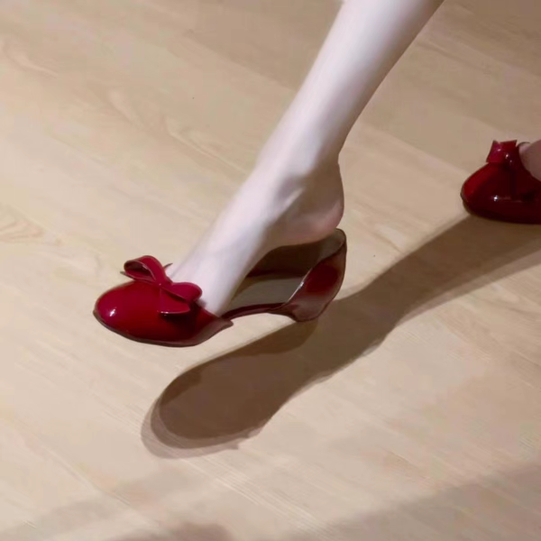 酒红色侧空红底单鞋女漆皮2025年新款圆头配裙子瓢鞋内增高平底鞋