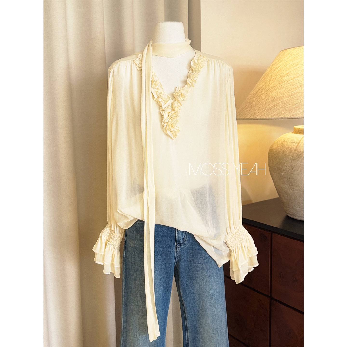 Moss烨 两色 飘逸木耳边深V喇叭袖衬衫罩衫