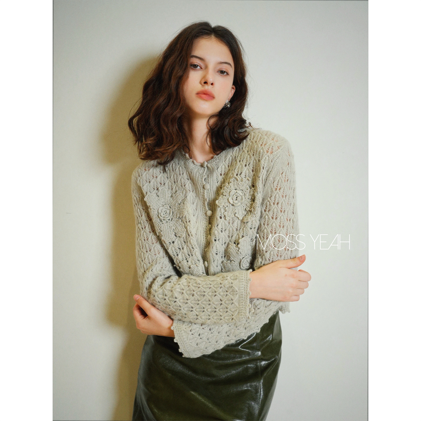 Moss烨 〓绒+〓1OO山羊绒 复古钩花装饰 圆领包扣羊绒开衫毛衣