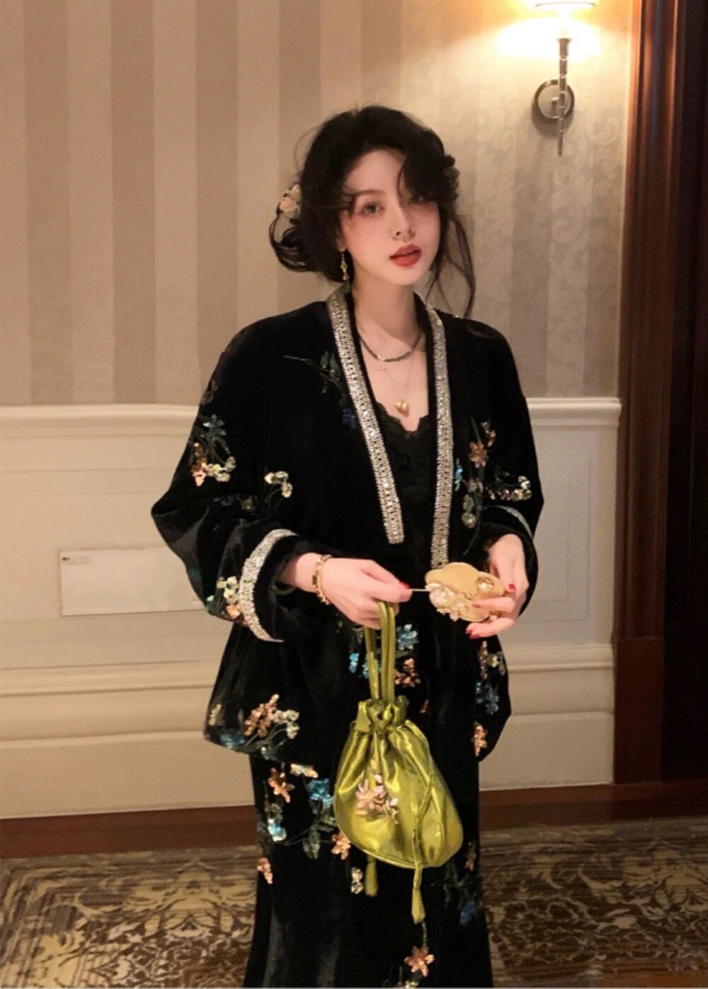 冬新国风新中式V领珠片中长款宽松外套丝绒刺绣亮片短外套CW295#