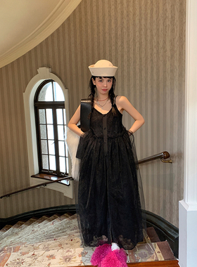 夏季新款法式设计感小众黑色赫本风拼接蕾丝网纱V领吊带连衣裙女