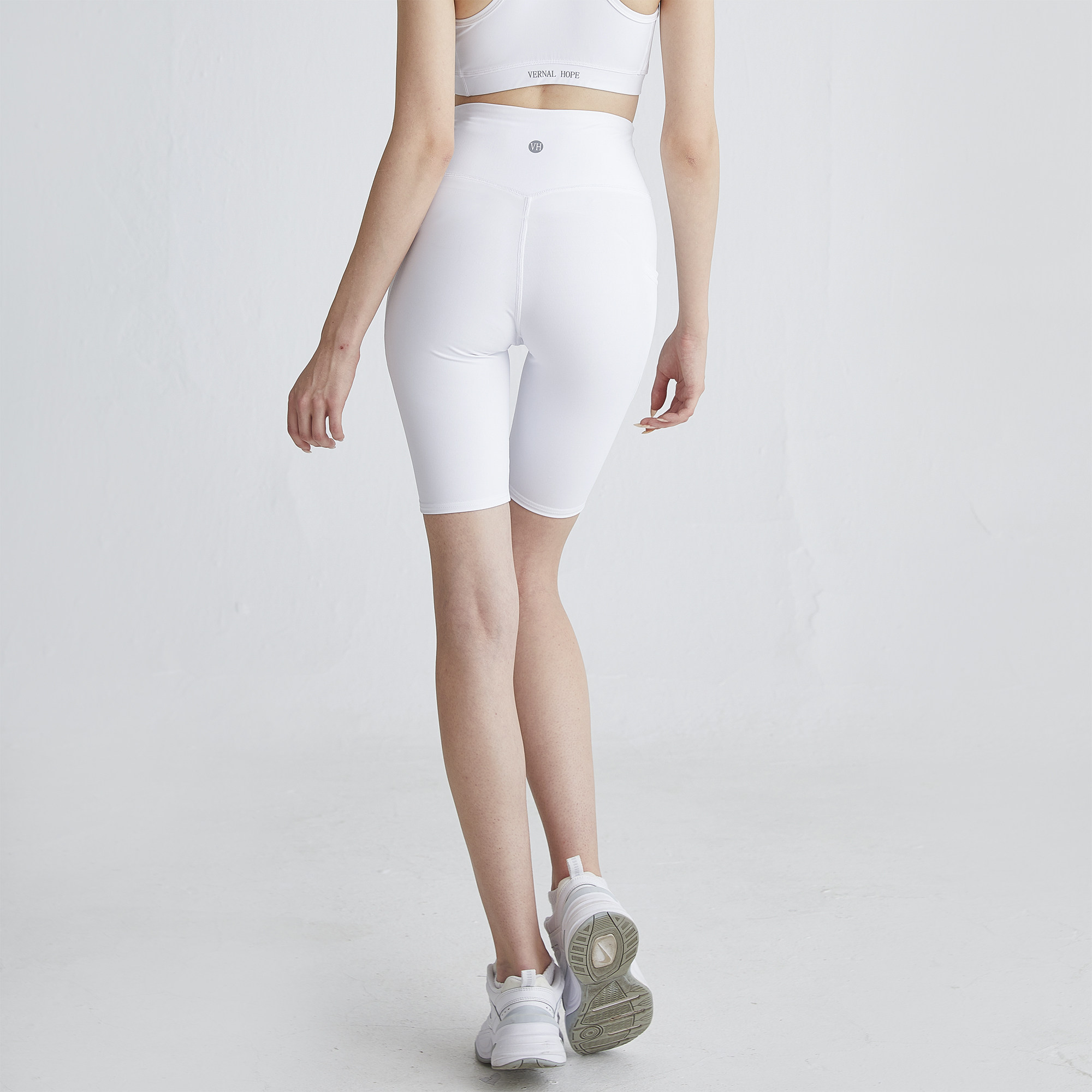 新品VH健身五分褲女白色瑜伽跑步彈力緊身訓練速幹提臀中短褲夏薄在類目 運動服/休閒服裝, 健身服裝, 健身褲中 - 來自Buy2taobao.com提供專業的淘寶代購服務