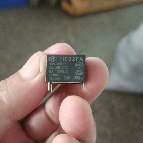 2100个宏发继电器，型号HF32FA，如图，议价，看