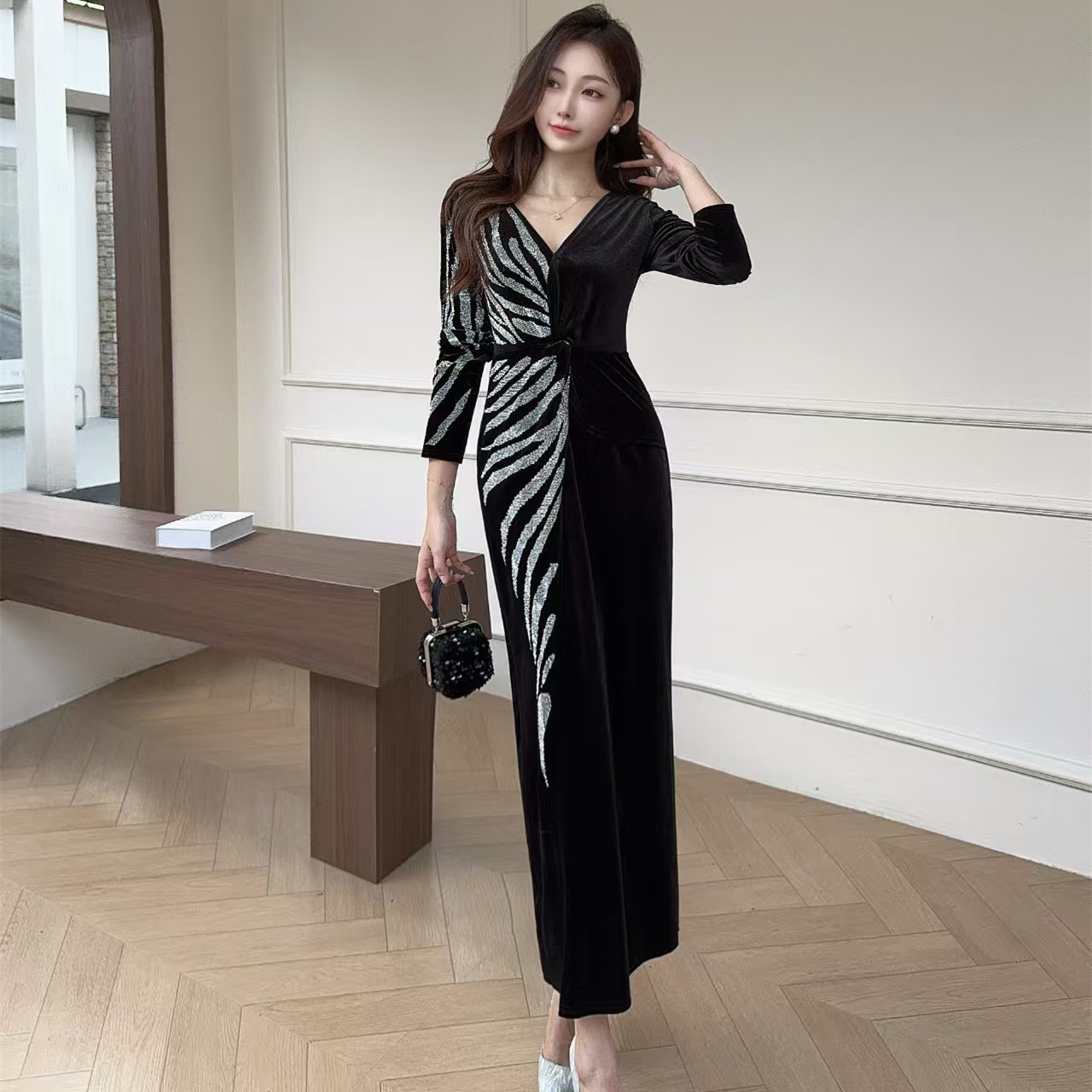 晚礼服长裙秋冬新款优雅气质V领高端金丝绒烫钻条纹长袖连衣裙女