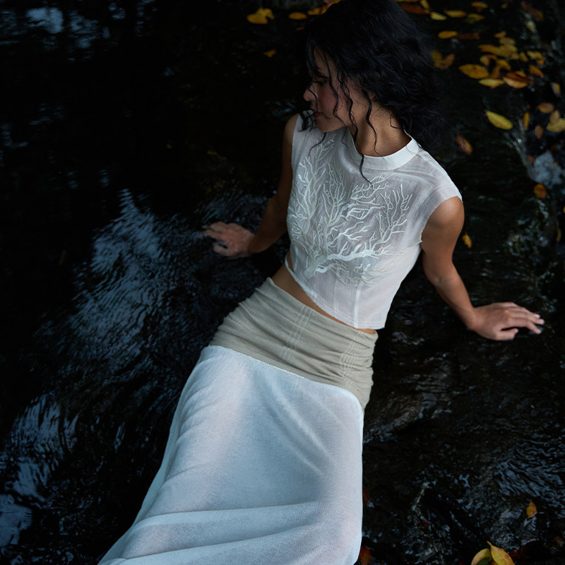 Boujee布几  原创设计珊瑚刺绣天丝无袖透视不对称短上衣清冷氛围