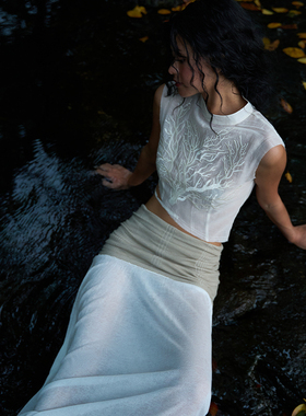 Boujee布几  原创设计珊瑚刺绣天丝无袖透视不对称短上衣清冷氛围