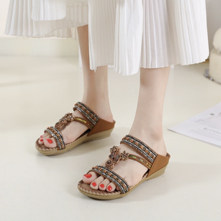 新款大码平底花朵水钻凉鞋露趾外穿沙滩凉鞋Women s flat sandals