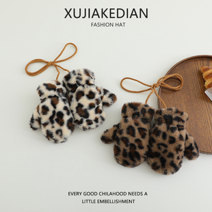 婴幼儿秋冬加绒保暖儿童手套男女童宝宝洋气豹纹连指挂脖手套冬韩