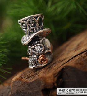 钻石俏皮风骷髅吊坠