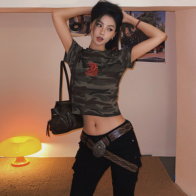 迷彩军绿色紧身形短袖T恤女