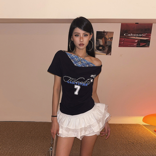 短款 上衣 辣妹格纹拼接假两件荡领T恤女夏露肩收腰短袖 DoubleD美式