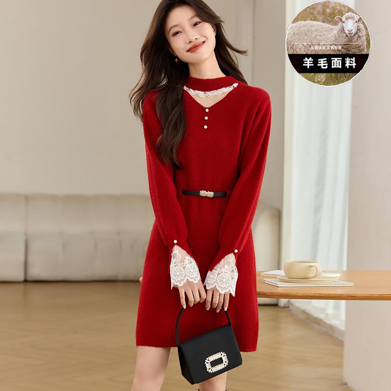 红色蕾丝拼接针织打底连衣裙女秋冬季配大衣2024新款中长款毛衣裙