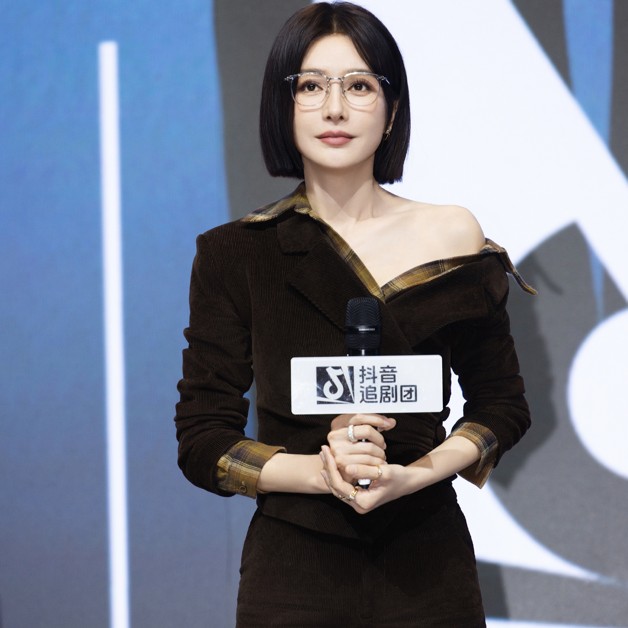 亦舞之城秦岚谭思婷同款衬衫上衣