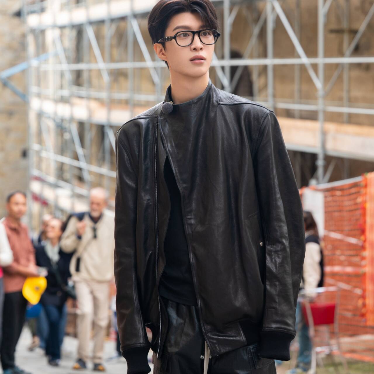 现在就出发3范丞丞同款皮衣外套