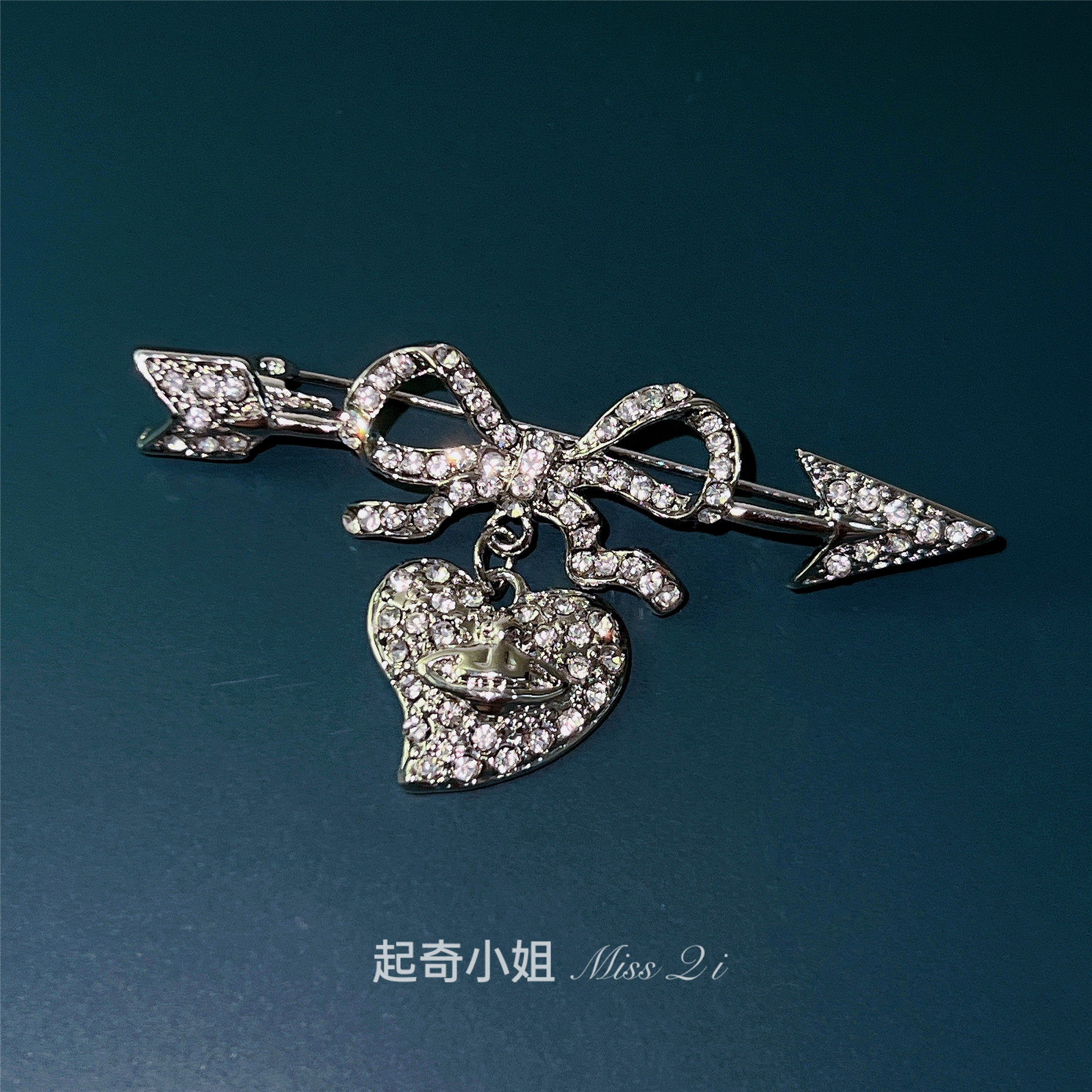 다이아몬드가 가득 하트를 관통하는 화살 한 개 은색 토성 브로치 펑크 드레스 수트 핀