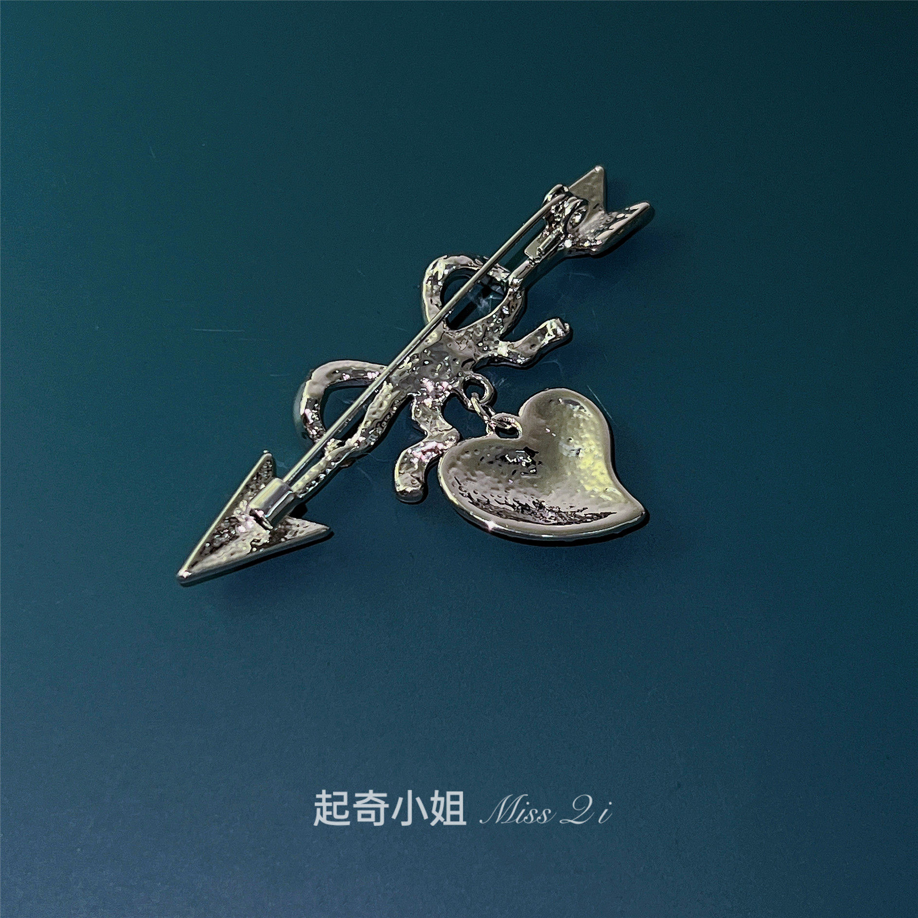 다이아몬드가 가득 하트를 관통하는 화살 한 개 은색 토성 브로치 펑크 드레스 수트 핀