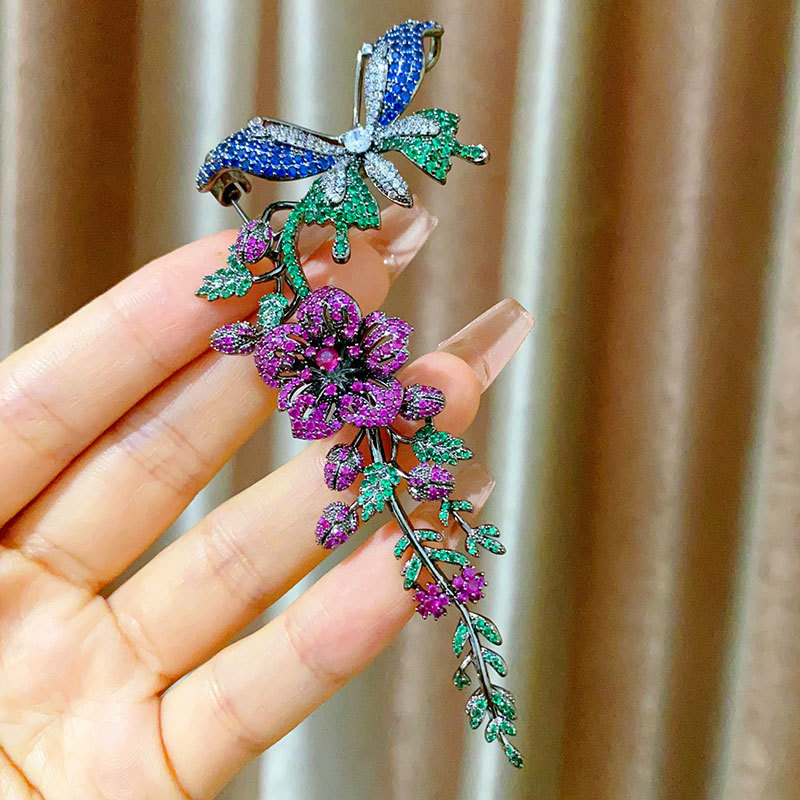 时尚优雅蝴蝶流苏花朵胸针灵动轻盈微镶满锆昆虫胸花轻奢高档别针