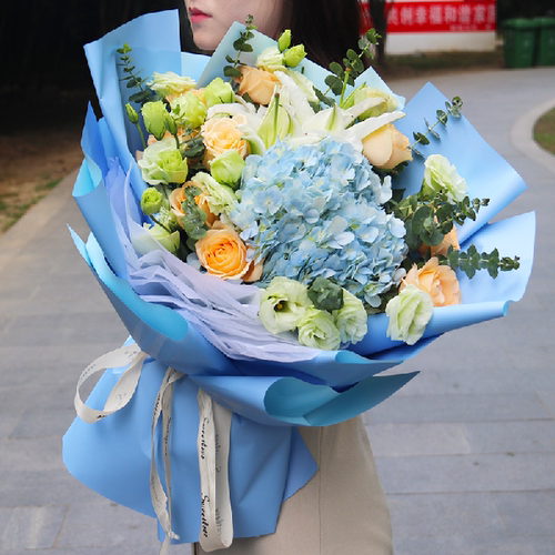 -绣球蝴蝶兰玫瑰混搭花束