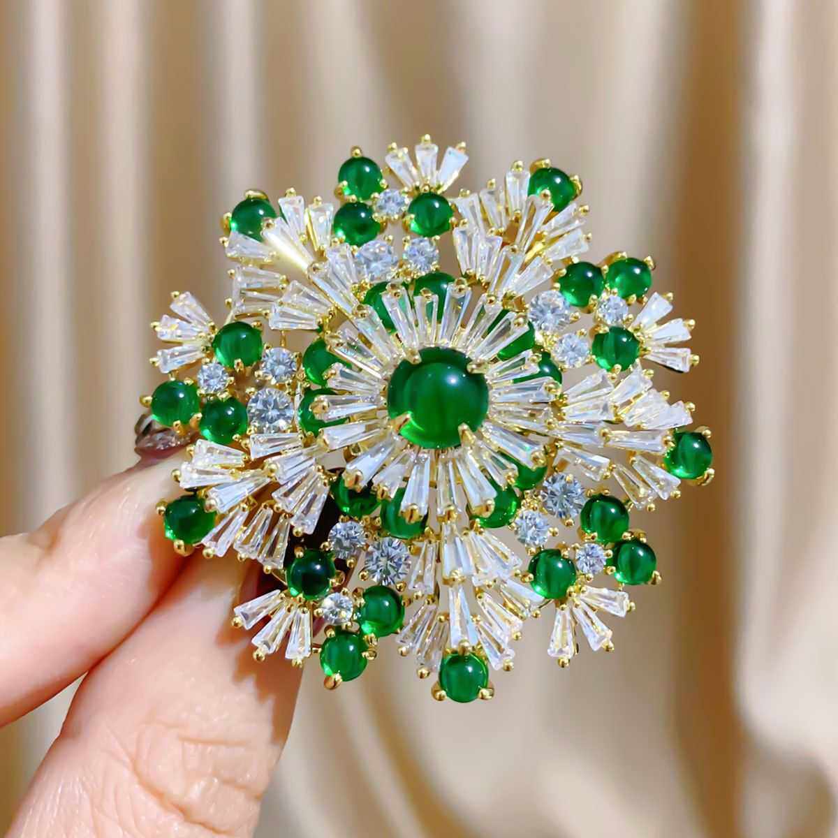 新款时尚雪花胸针祖母绿胸花镂空设计精致百搭西装针织衫奢华重