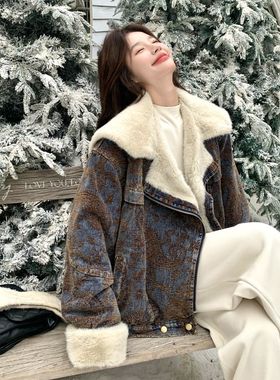 高级感甜酷减龄大翻领彷皮毛一体牛仔外套女冬2025新款短款小个子