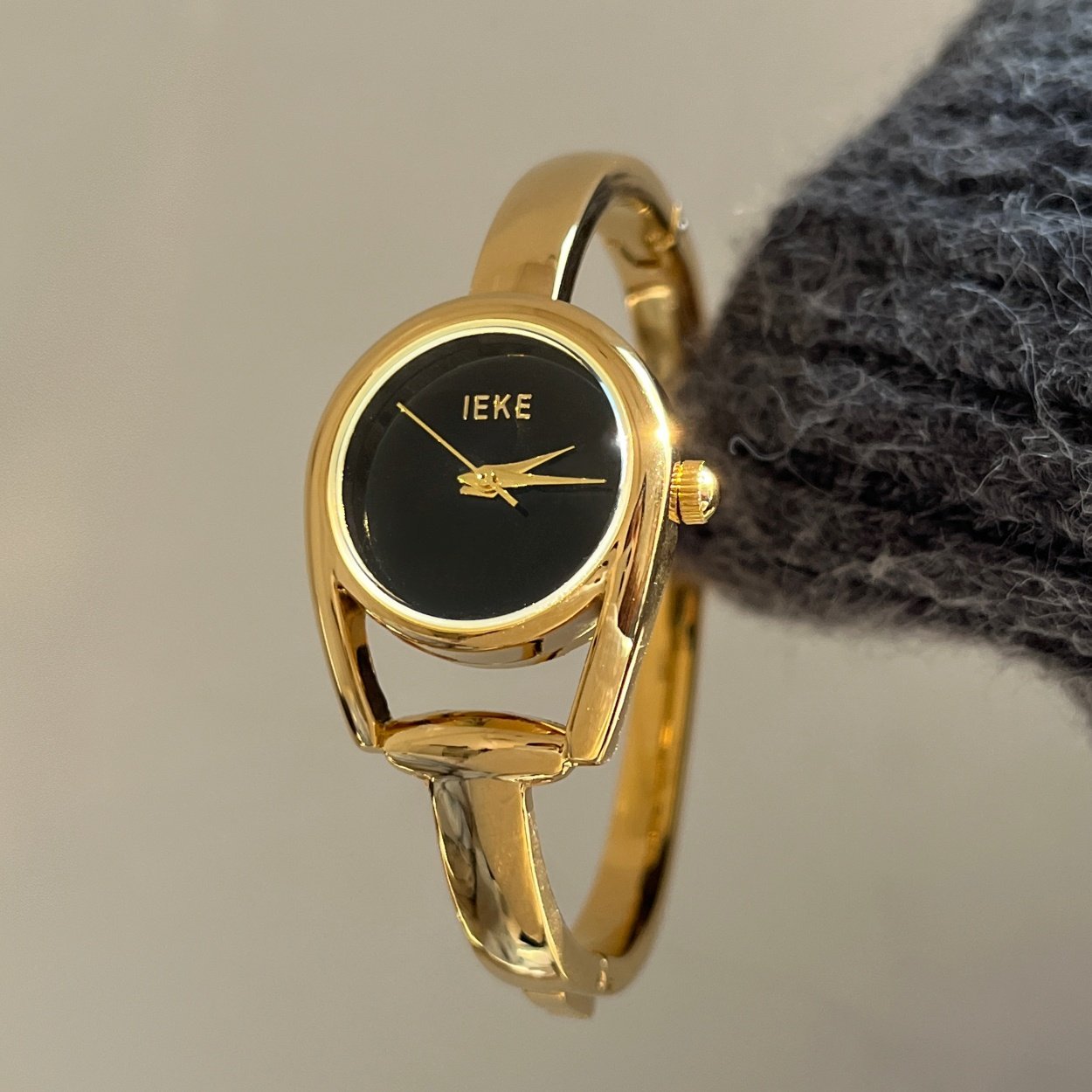 IEKE轻奢黑金高级感时尚手镯手表女精致小众设计女士时装高档腕表,手表,国产腕表,淘宝优惠券,粉丝福利购,淘宝优惠卷