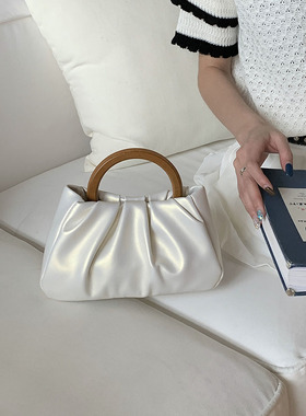 2025小众新款女包珠光色木手柄褶皱云朵小手提包单肩斜挎小包包潮