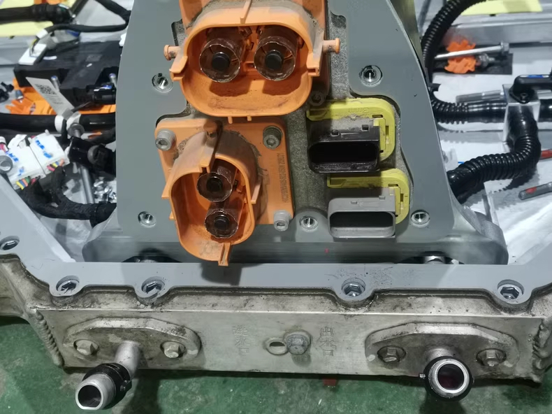 吉利几何 威睿三元电池包352V 150Ah.52.8度电，电池包上盖，