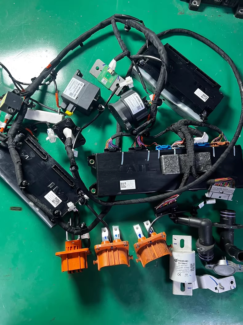 长安深蓝S07 时代长安磷酸铁锂动力电池包，379V 103Ah。深蓝S