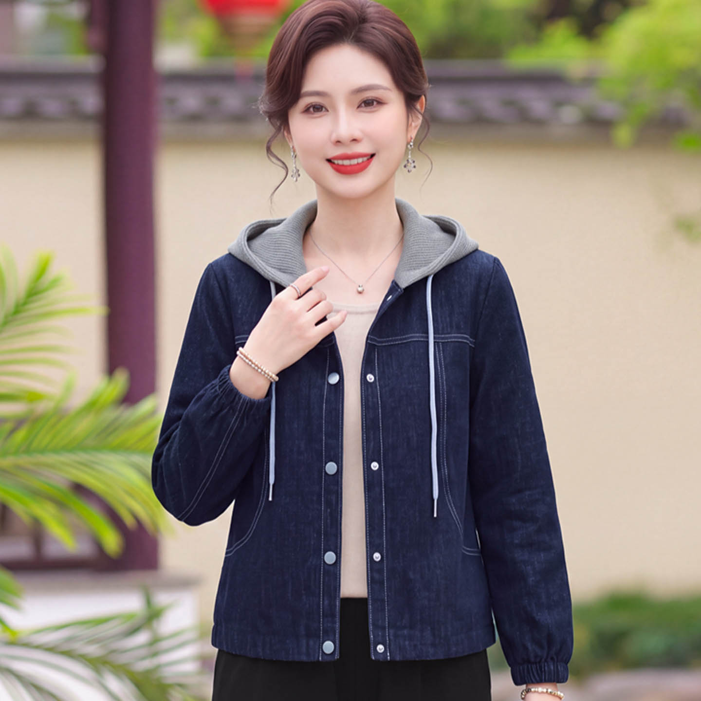 秋季新款小个子妈妈牛仔连帽休闲外套中老年女装显瘦端庄夹克上衣图片