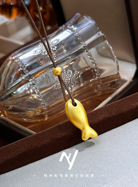 小红书爆款沙金沙金小鱼饼干吊坠 小鱼小锦鲤毛衣链挂坠送礼批发