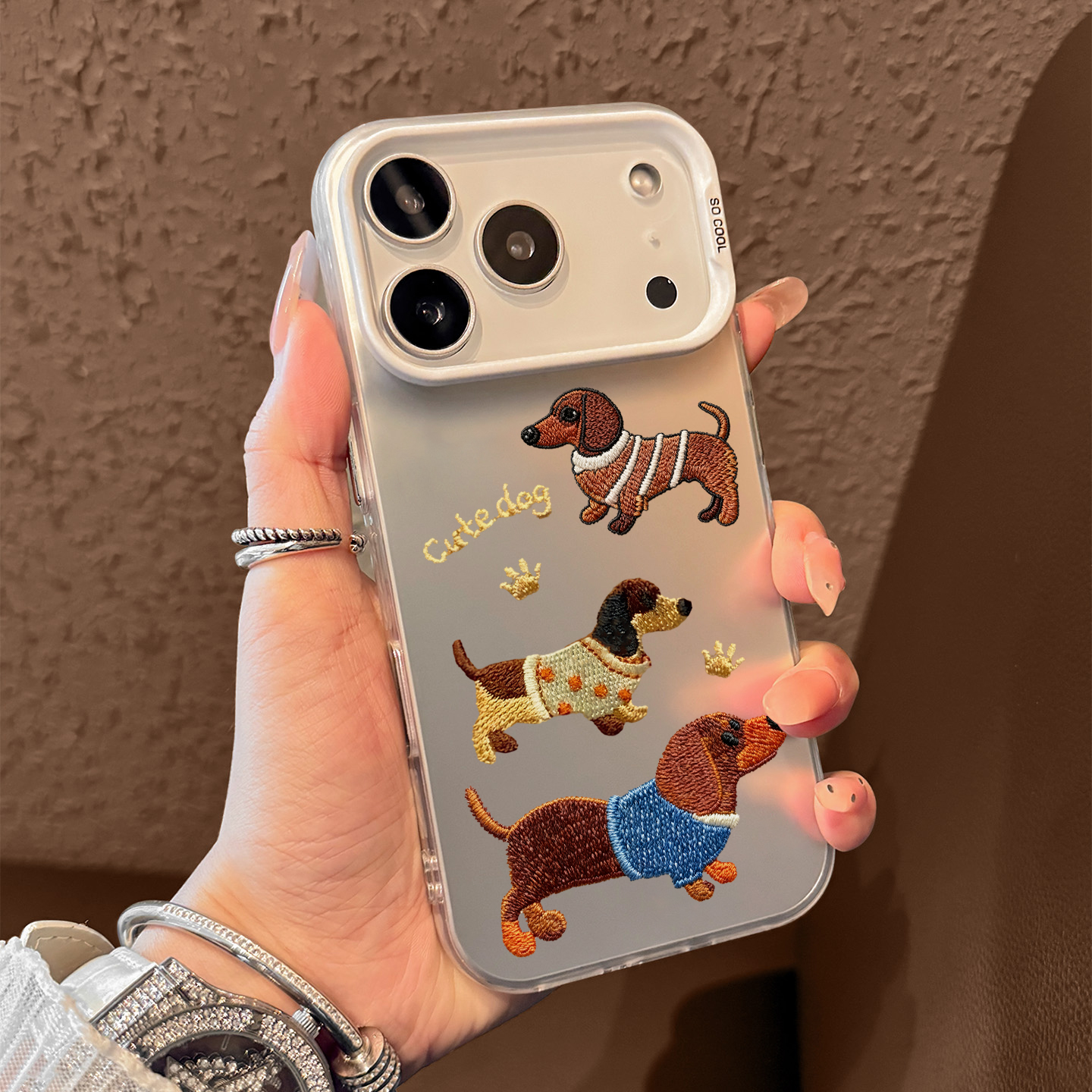 适用苹果17棕色刺绣狗彩银壳