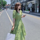绿色v领连衣裙女夏装小个子2025新款宽松遮肚子收腰显瘦a字娃娃裙，女装连衣裙，象礼