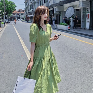 绿色v领连衣裙女夏装小个子2025新款宽松遮肚子收腰显瘦a字娃娃裙图片