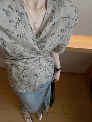 夏季新款小众独特v领上衣超好看减龄别致漂亮碎花收腰短袖小衫女
