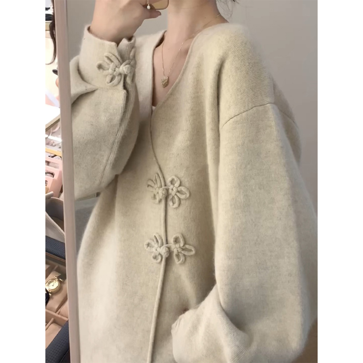 嗲到心坎里~好看绝了~新中式国风重工针织衫女秋冬气质斜盘扣上衣