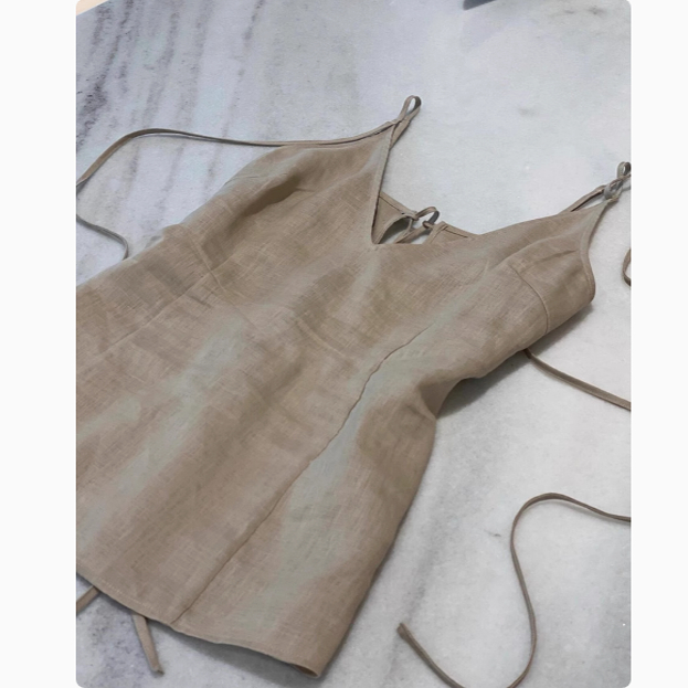 2025新款法式别致小背心甜酷辣妹风v领上衣卡其色系带吊带外穿夏