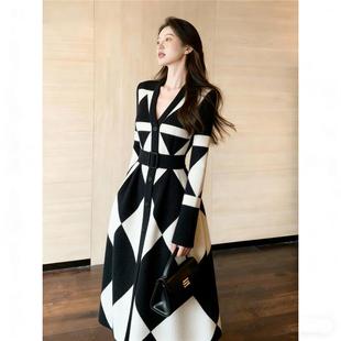 高级感V领菱形格连衣裙女长袖收腰显瘦黑白拼色复古几何风长裙A字