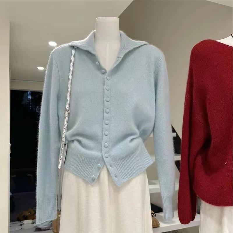 气质温柔风淡蓝色毛衣女秋冬新品软糯显白单排扣翻领洋气针织开衫