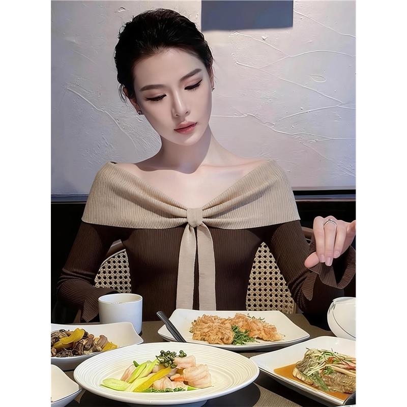 CHAO级推荐！韩系早秋穿搭洋气减龄独特别致一字肩咖色披肩针织衫