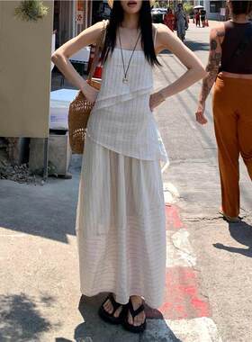 夏日度假穿搭条纹白色吊带连衣裙子女夏季2026新款不规则长裙套装