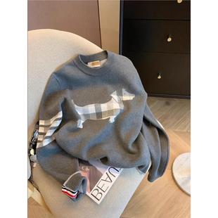 灰色小狗格纹圆领套头毛衣女宽松秋冬新款休闲百搭气质软糯针织衫