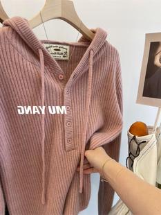 2024新款惊艳质感！3色 半开纽扣套头浣熊绒连帽毛衣女针织衫帽衫