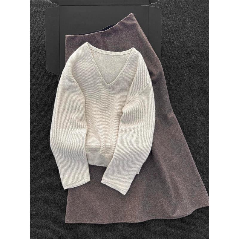 被惊艳到了！杏色V领套头打底毛衣女2025秋季软糯舒适休闲针织衫