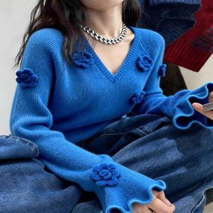 上衣 蓝色V领花朵毛衣女秋冬柔美力量感穿搭针织衫 牛X货 巨炸裂